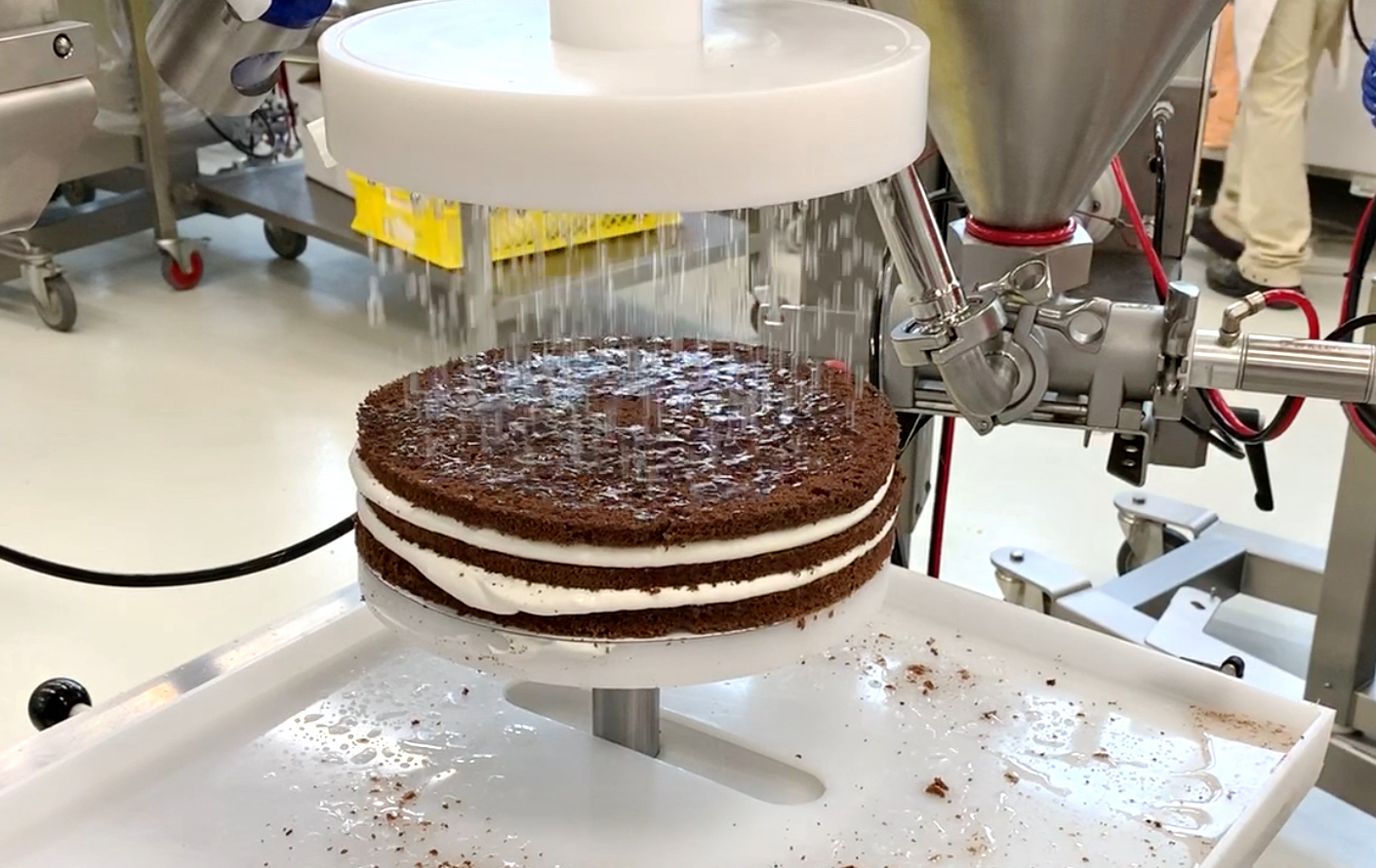 Icing a layered cake : r/oddlysatisfying